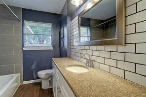 Building Photo - 5130 Saxon Dr
