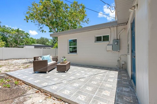 Building Photo - 3/2 just renovated in Coquina Key