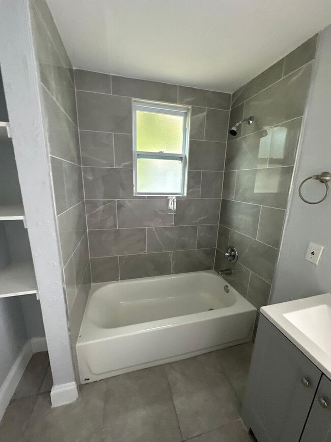 Building Photo - Fully Renovated 3/2 Available for Immediate Rent!