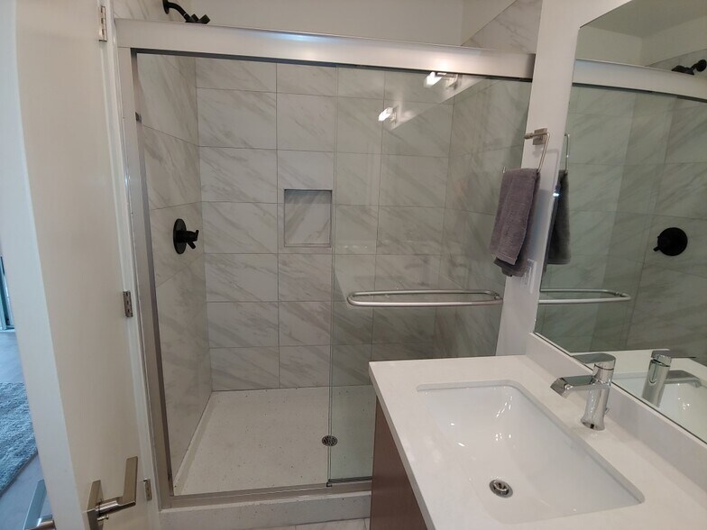 Building Photo - 654 N Virgil Ave