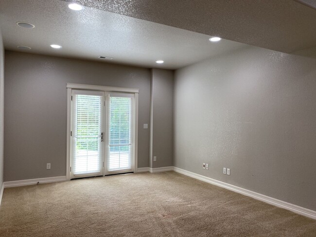 Building Photo - Start a Lease by 2/28/25 and pay $2,800 fo...