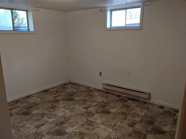 Building Photo - 2 bedroom 1 bath basement duplex with larg...