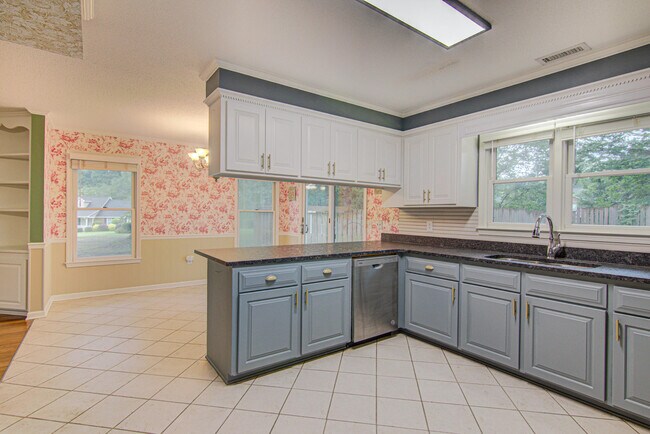 Building Photo - 2315 Treetop Ln