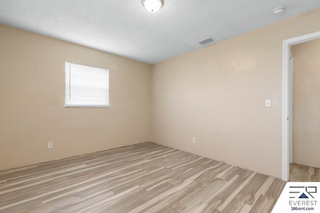 Building Photo - 1706 Western Rd