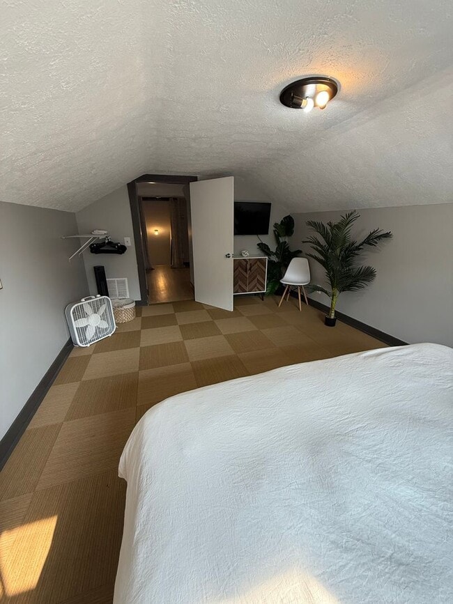 Building Photo - 2nd floor unit with Furnished or Unfurnish...