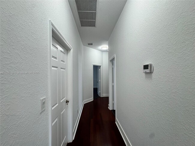 Building Photo - 4451 Laurel Pl