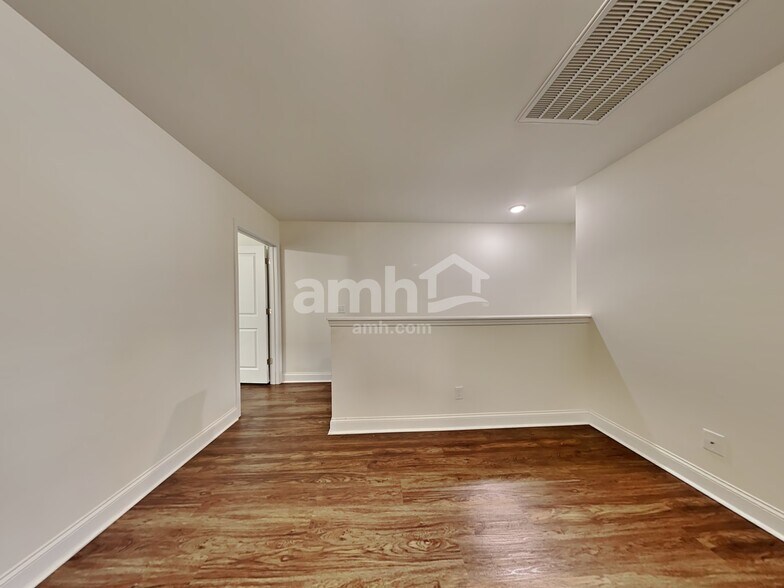 Building Photo - 230 Swan Dr