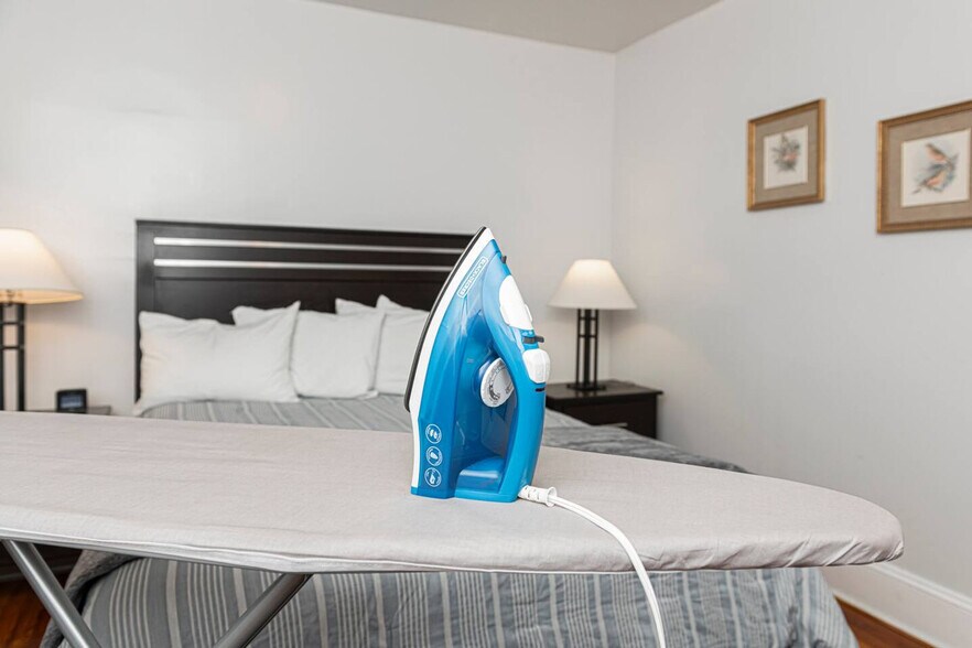 Building Photo - 658 Lancaster Ave