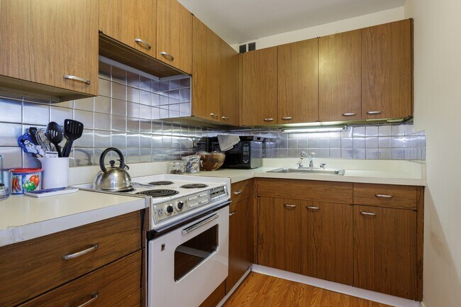 Building Photo - 2626 N Lakeview Ave