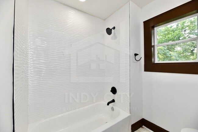 Building Photo - 3634 N Kenwood Ave