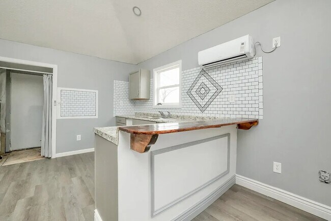 Building Photo - 305 Bass Ave