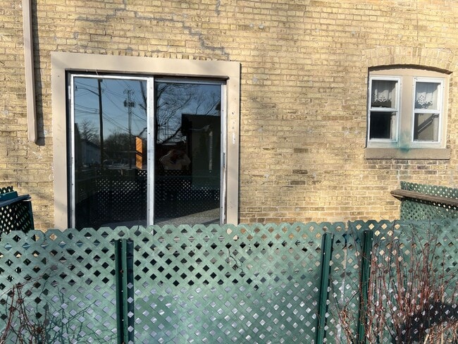 Building Photo - 136 N Dewey Ave