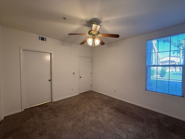 Building Photo - Centrally Located Downstairs Condo in the Oak Creek Villas