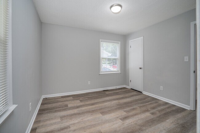 Building Photo - 580 Starling Way