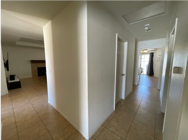 Building Photo - Large 4 Bedroom 2 bath Home in Chocolate Drop Neighborhood