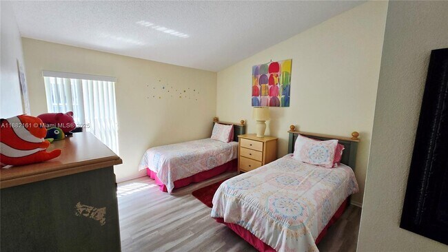 Building Photo - 550 Castlemain Cir