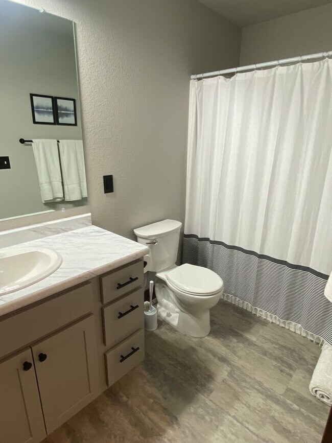 Building Photo - Beautiful 3 bed/2bath Hamilton home Furnished or Unfurnished Options