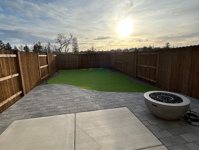 Building Photo - 3 Bedroom / 2.5 Bathroom Townhouse in NW R...