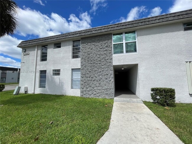 Building Photo - 10361 N Kendall Dr