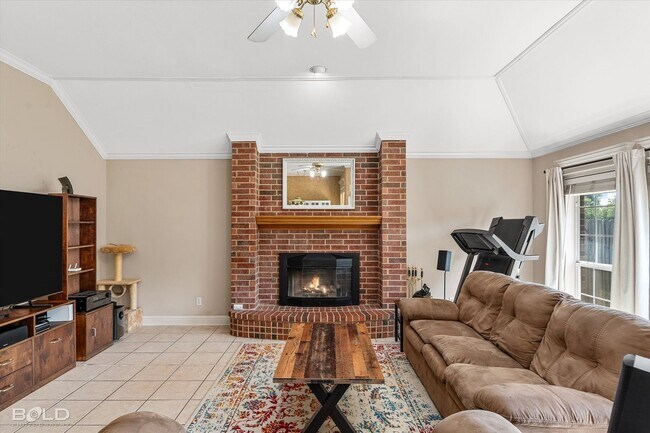 Building Photo - 4 Bedroom 2.5 Bathroom in Stockwell