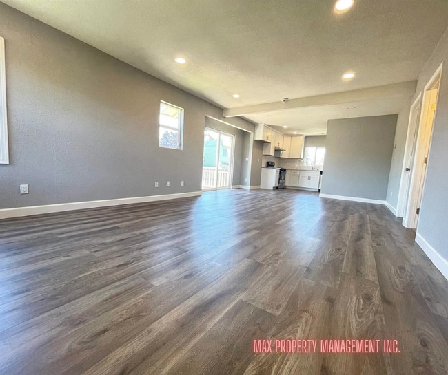 Building Photo - 5483 Wadean Pl