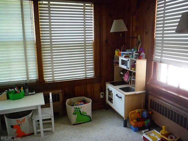 Building Photo - Larchmont