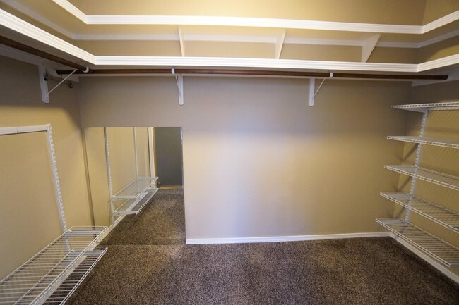 Building Photo - 2747 E Migratory Dr