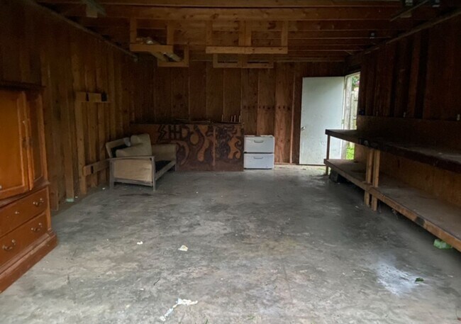 Building Photo - Large Yard & Garage! - $490 Month / $800 Down