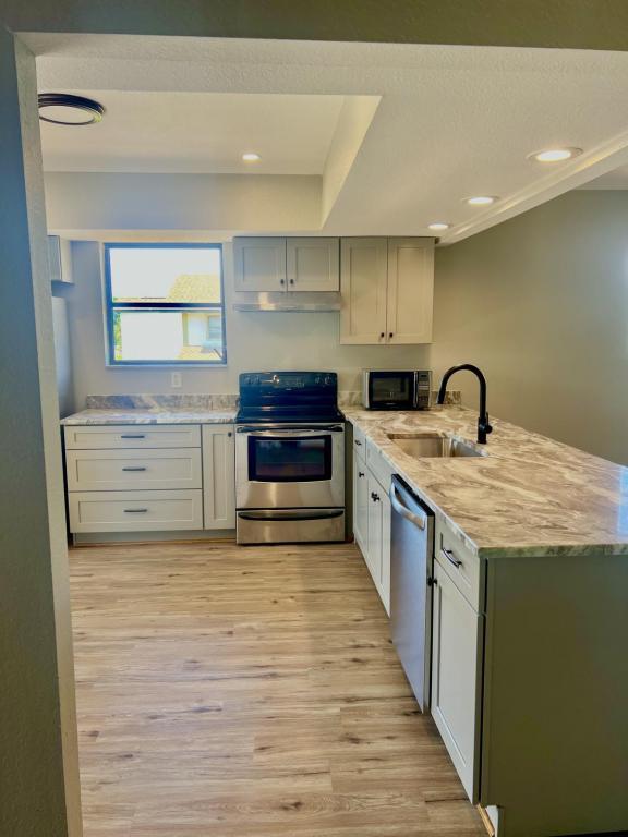 Building Photo - 1930 Como St