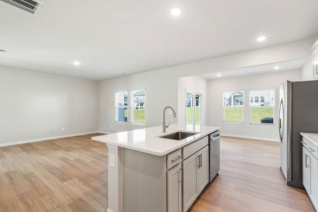 Building Photo - Stunning 3-Bedroom Residence in Oak Manor,...