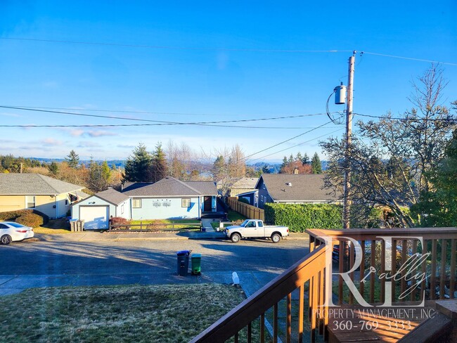 Building Photo - Cozy 1BR Duplex in Manette with Garage & Water Views