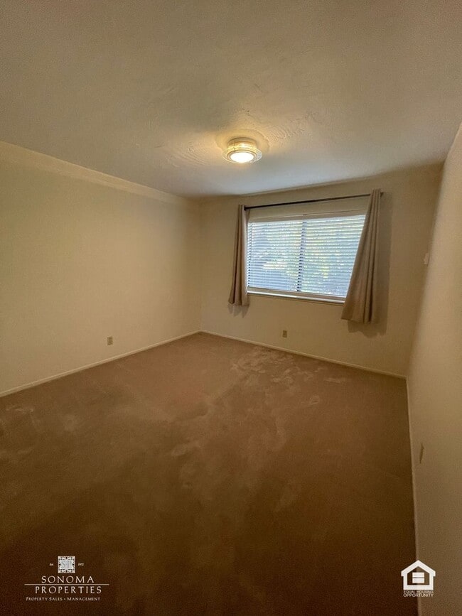 Building Photo - Spacious One Bedroom Lower Level Duplex