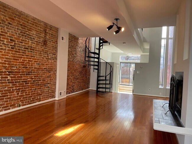 Building Photo - 1231 Linden Pl NE