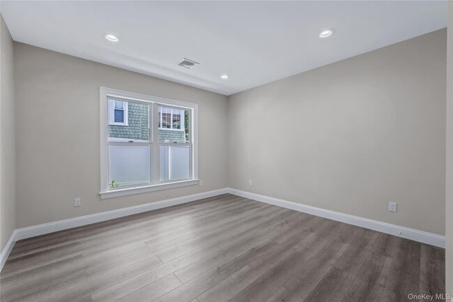 Building Photo - 110 School St