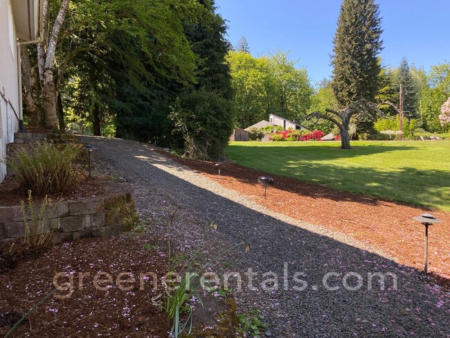 Building Photo - Cooper Point Daylight Basement ADU with Wa...