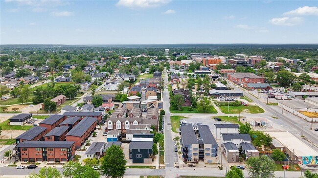 Building Photo - 644 SW B St