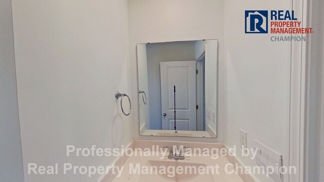 Building Photo - Beautiful and Spacious End Unit Townhouse