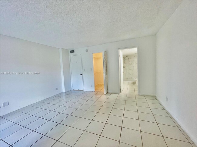 Building Photo - 2209 S Cypress Bend Dr