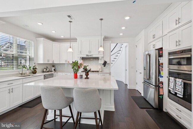 Building Photo - 2 Dogleg Ln