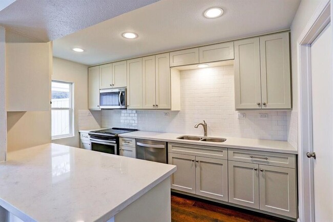 Building Photo - 12605 Huntingwick Dr