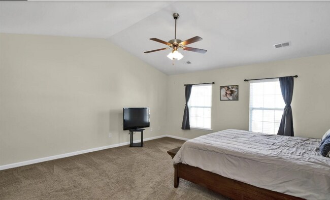 Building Photo - Spacious 3/2.5 Home in Simpsonville!