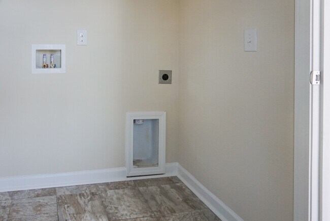 Building Photo - **$500 off First Months rent** Lovely 3 bedroom 2 Bath Ranch with 2 Car Garage in Goose Creek