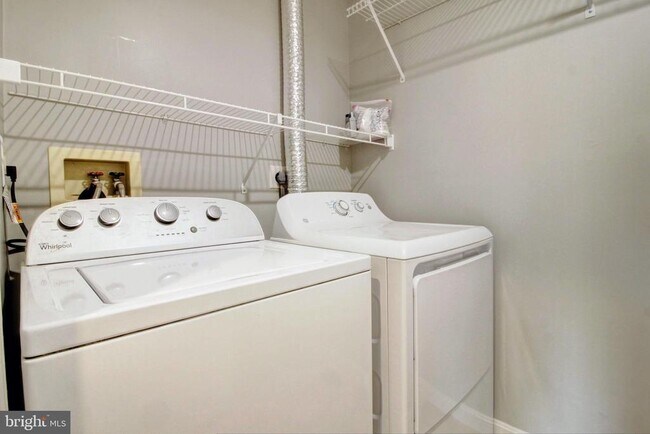 Building Photo - 2121 Wainwright Ct