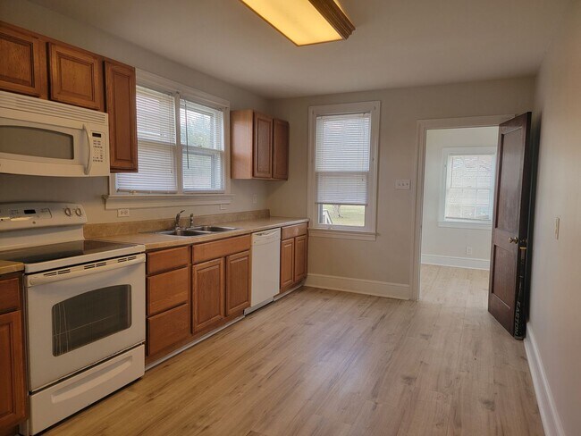 Building Photo - 1111 Bayview Rd