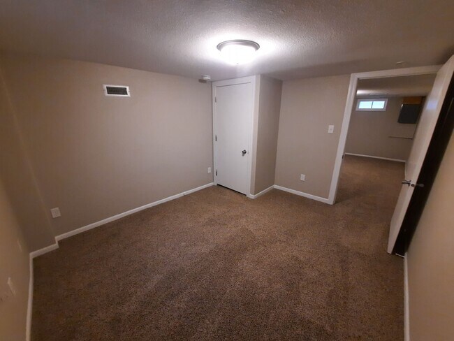 Building Photo - 3 Bedroom, 1 Bathroom Home!