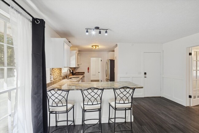 Building Photo - MOVE-IN READY! (Pet Friendly)