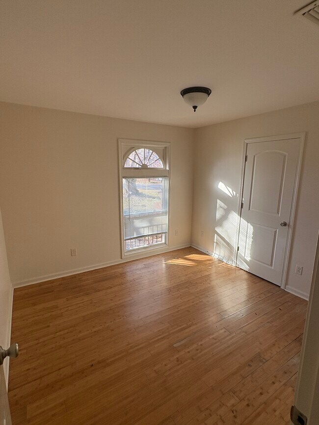 Building Photo - 439 E Rutgers Loop