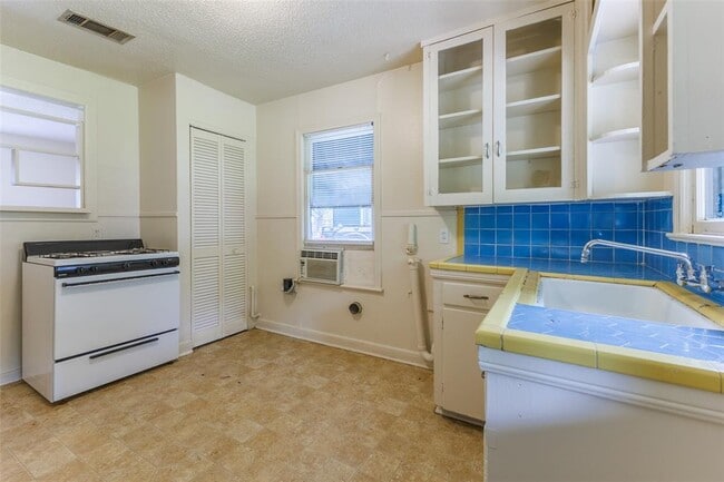 Building Photo - 1902 Pasadena Dr