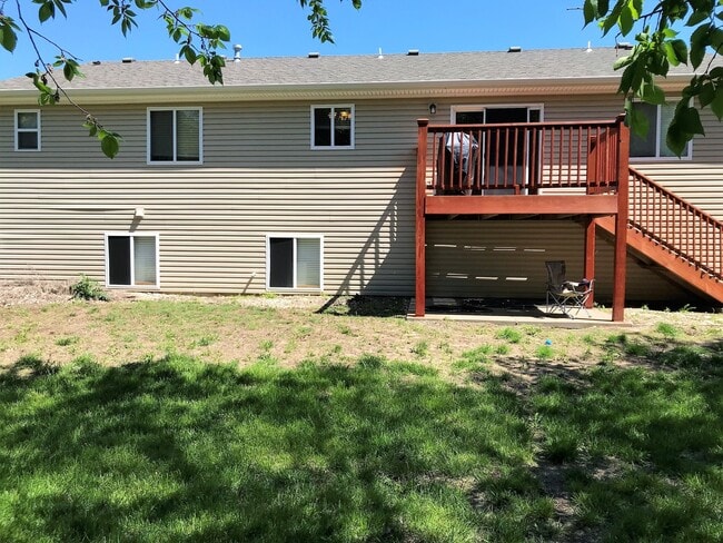 Building Photo - Fenced-in Yard + West Side of Manhattan + Washer & Dryer Included + 2-Car Garage! Available July ...