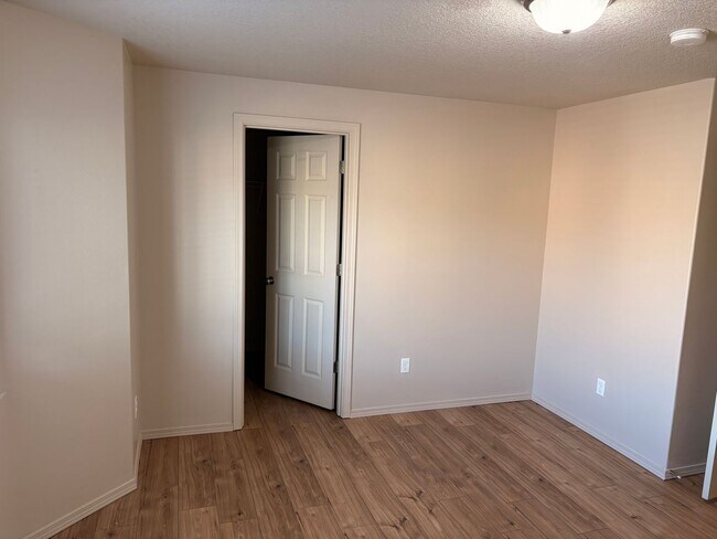 Building Photo - Well Maintained Spacious 4 BD Home with Granite Countertops, Hardwood Floors, High Ceilings, Grea...